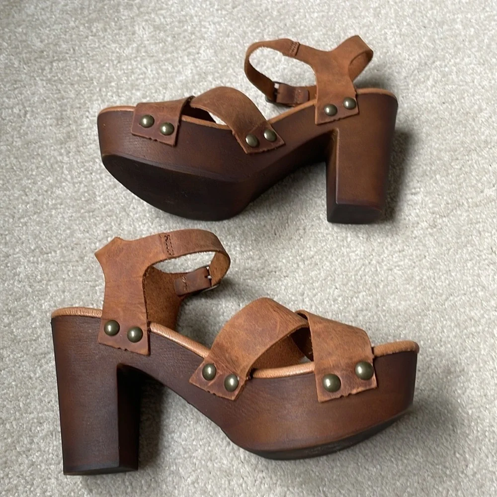 🚁 Italian made clog sandals: